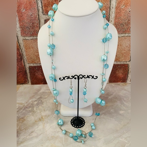 #33 Baby Blue Glass Beaded Necklace and Earrings - Picture 4 of 4